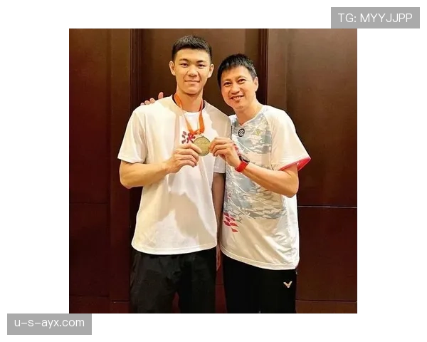 李梓嘉训练完直接瘫在场边啃冰棒，这自律人设是不是有点绷不住了？