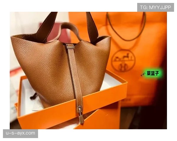 阿萨尔森训练完直接拎爱马仕去接娃？